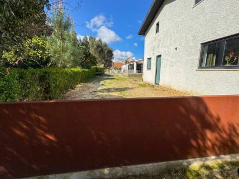 Duas Moradias Independentes em Amplo Terreno de 2171m² Disponíveis para Venda em Águeda