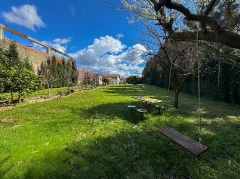 Duas Moradias Independentes em Amplo Terreno de 2171m² Disponíveis para Venda em Águeda