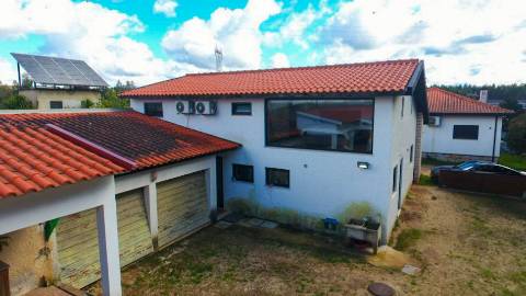 Duas Moradias Independentes em Amplo Terreno de 2171m² Disponíveis para Venda em Águeda