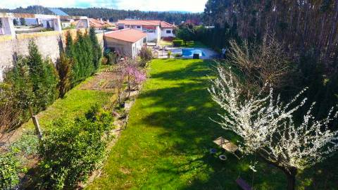 Duas Moradias Independentes em Amplo Terreno de 2171m² Disponíveis para Venda em Águeda