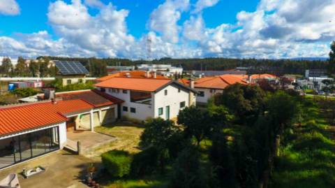 Duas Moradias Independentes em Amplo Terreno de 2171m² Disponíveis para Venda em Águeda