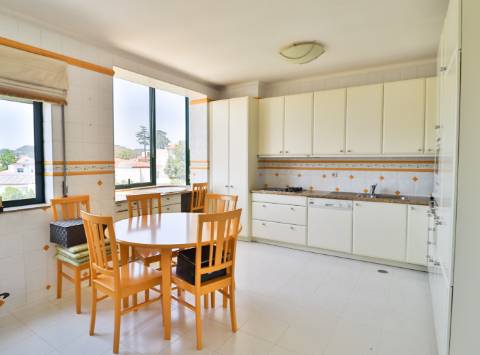 Apartamento T4 em condomínio fechado disponível para venda