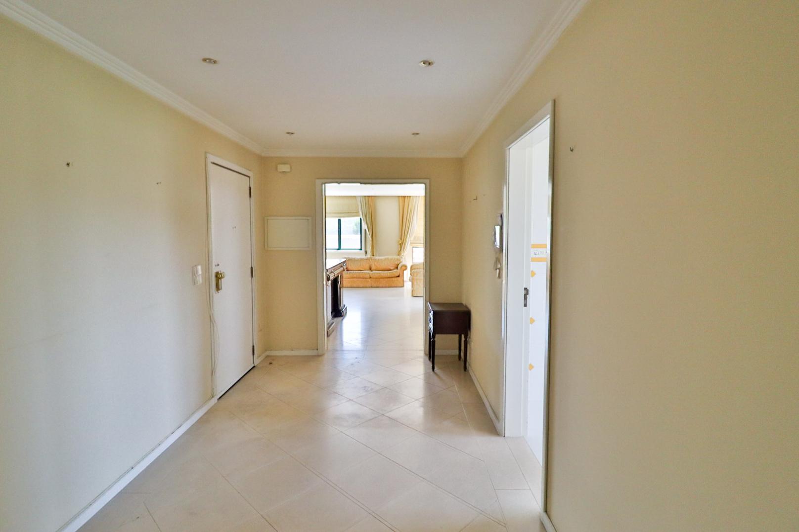 Apartamento T4 em condomínio fechado disponível para venda