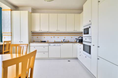 Apartamento T4 em condomínio fechado disponível para venda