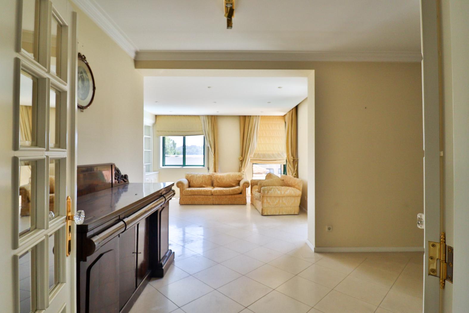 Apartamento T4 em condomínio fechado disponível para venda