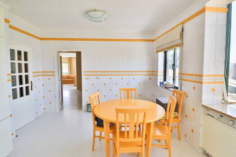 Apartamento T4 em condomínio fechado disponível para venda