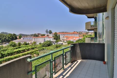 Apartamento T4 em condomínio fechado disponível para venda