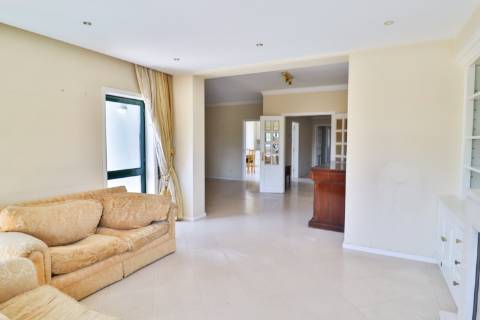 Apartamento T4 em condomínio fechado disponível para venda