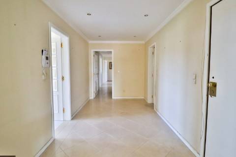 Apartamento T4 em condomínio fechado disponível para venda