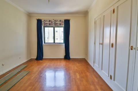 Apartamento T4 em condomínio fechado disponível para venda