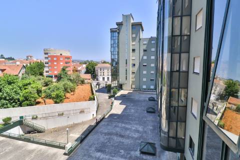 Apartamento T4 em condomínio fechado disponível para venda