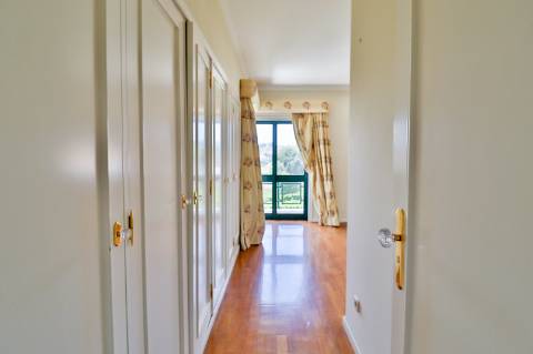 Apartamento T4 em condomínio fechado disponível para venda