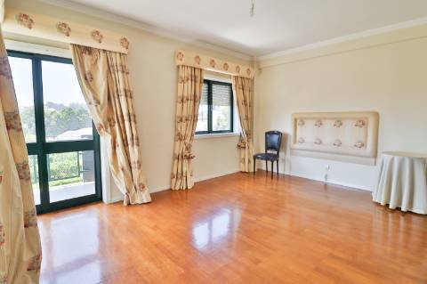 Apartamento T4 em condomínio fechado disponível para venda