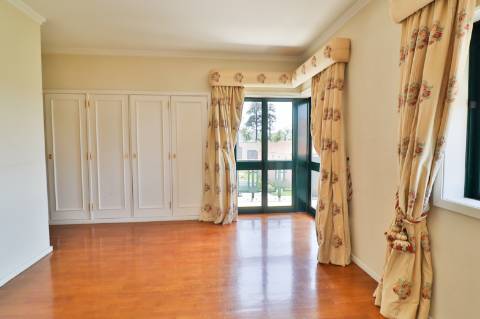 Apartamento T4 em condomínio fechado disponível para venda