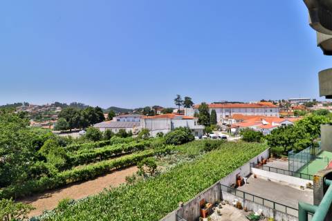 Apartamento T4 em condomínio fechado disponível para venda