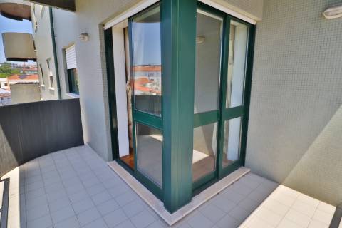 Apartamento T4 em condomínio fechado disponível para venda