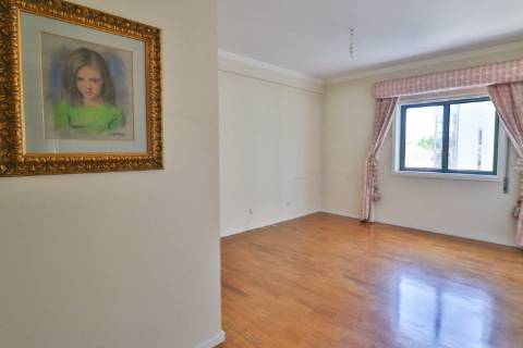 Apartamento T4 em condomínio fechado disponível para venda