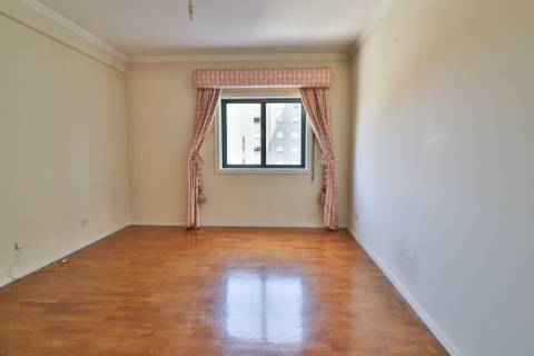 Apartamento T4 em condomínio fechado disponível para venda