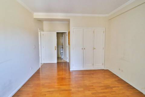 Apartamento T4 em condomínio fechado disponível para venda