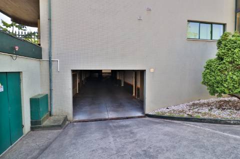 Apartamento T4 em condomínio fechado disponível para venda