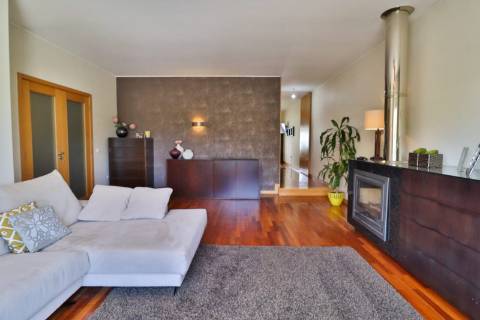 Moradia Geminada T4 disponível para venda em Barrô