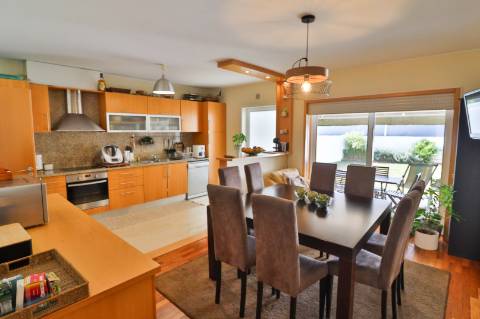 Moradia Geminada T4 disponível para venda em Barrô