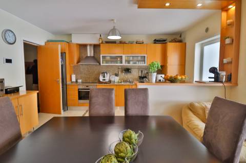 Moradia Geminada T4 disponível para venda em Barrô