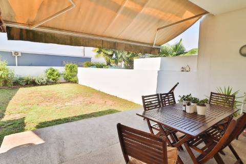 Moradia Geminada T4 disponível para venda em Barrô