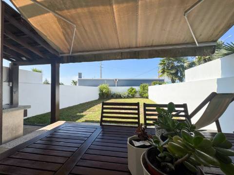 Moradia Geminada T4 disponível para venda em Barrô