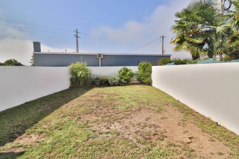 Moradia Geminada T4 disponível para venda em Barrô