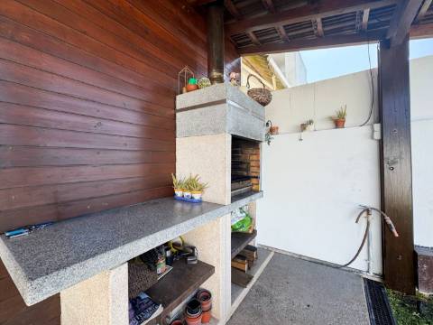 Moradia Geminada T4 disponível para venda em Barrô