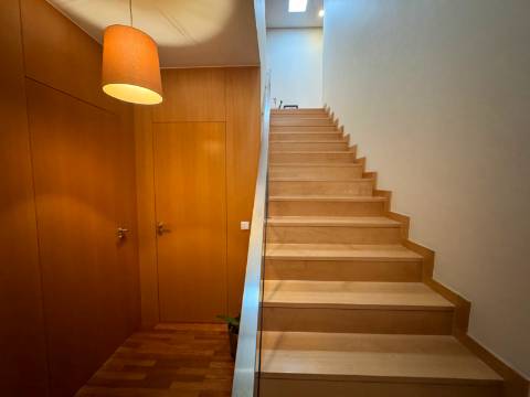 Moradia Geminada T4 disponível para venda em Barrô