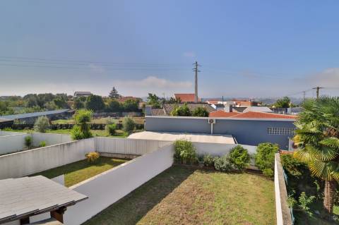 Moradia Geminada T4 disponível para venda em Barrô