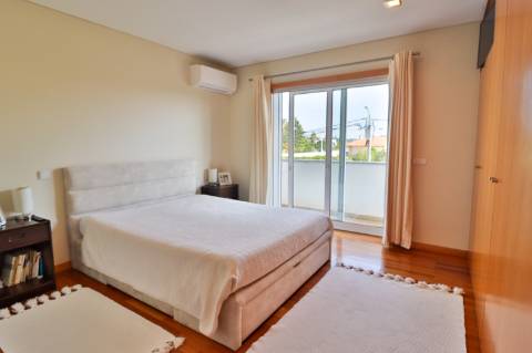 Moradia Geminada T4 disponível para venda em Barrô