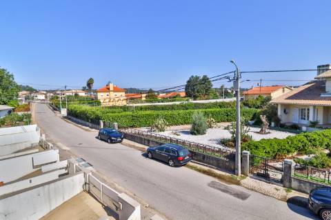 Moradia Geminada T4 disponível para venda em Barrô