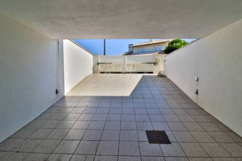 Moradia Geminada T4 disponível para venda em Barrô