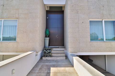 Moradia Geminada T4 disponível para venda em Barrô