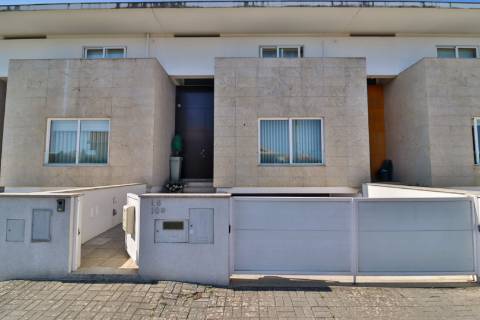 Moradia Geminada T4 disponível para venda em Barrô