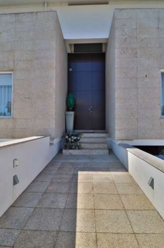 Moradia Geminada T4 disponível para venda em Barrô