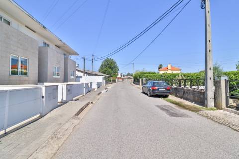 Moradia Geminada T4 disponível para venda em Barrô