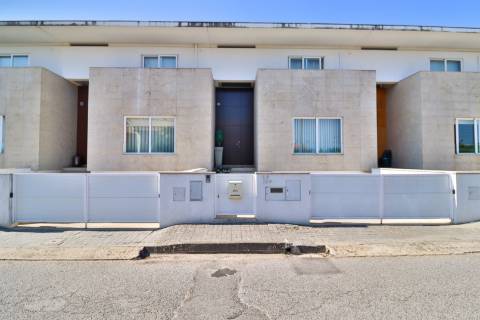 Moradia Geminada T4 disponível para venda em Barrô