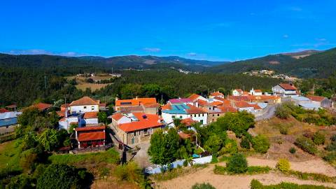 Moradia T2 disponível para arrendamento em Sernada do Préstimo