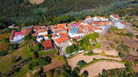 Moradia T2 disponível para arrendamento em Sernada do Préstimo