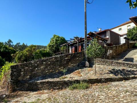 Moradia T2 disponível para arrendamento em Sernada do Préstimo