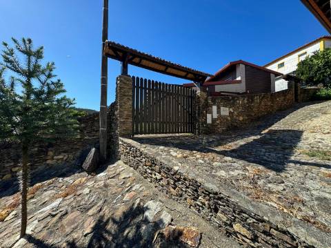 Moradia T2 disponível para arrendamento em Sernada do Préstimo