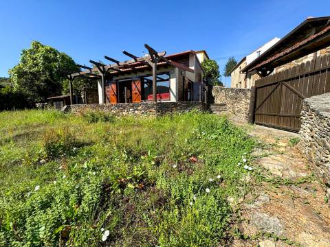 Moradia T2 disponível para arrendamento em Sernada do Préstimo