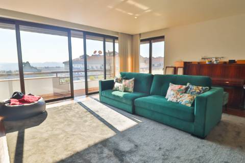 Apartamento T3 de Luxo no 6.º Andar | Terraços Exclusivos | Estacionamento e Arrumos