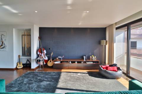 Apartamento T3 de Luxo no 6.º Andar | Terraços Exclusivos | Estacionamento e Arrumos