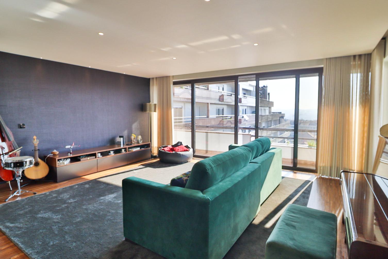 Apartamento T3 de Luxo no 6.º Andar | Terraços Exclusivos | Estacionamento e Arrumos