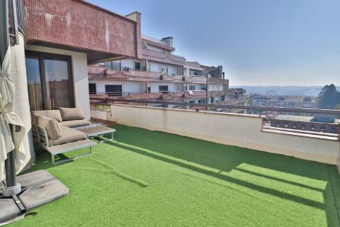 Apartamento T3 de Luxo no 6.º Andar | Terraços Exclusivos | Estacionamento e Arrumos